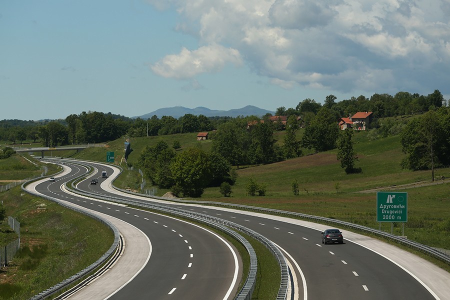 Na Autoputu Kod Prnjavora Izgorio Automobil Bmw