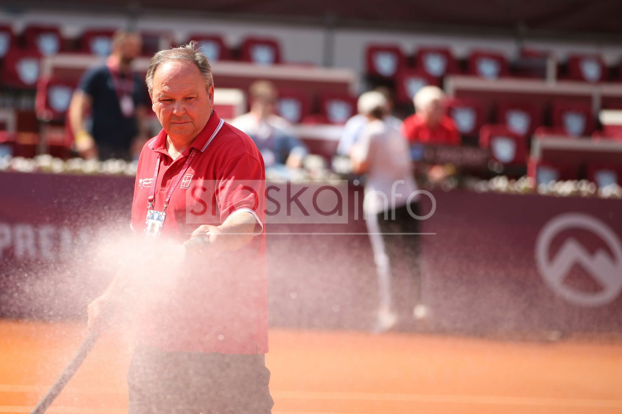 Sve Ve I Broj Ljudi Pristi E U Kompleks Srpska Open Foto