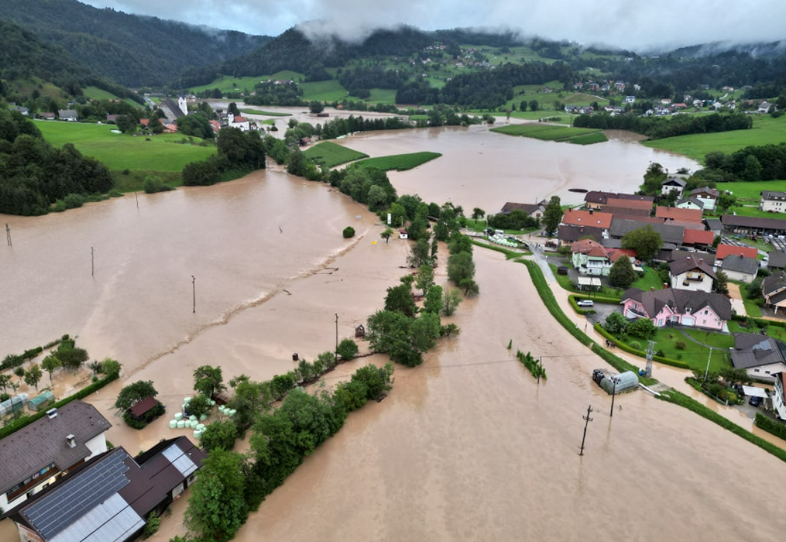 Spaseno Djece Iz Poplavljenog Vrti A U Sloveniji Foto