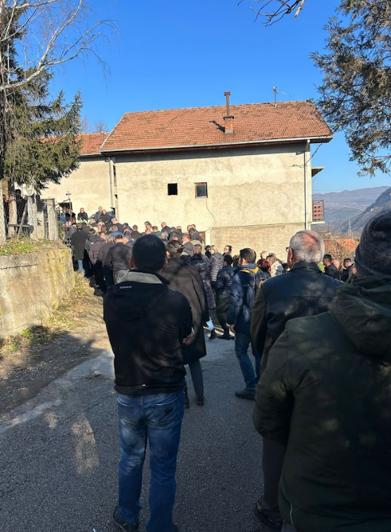 Janjuš plače i hvata se za glavu na sahrani brata Mihaila