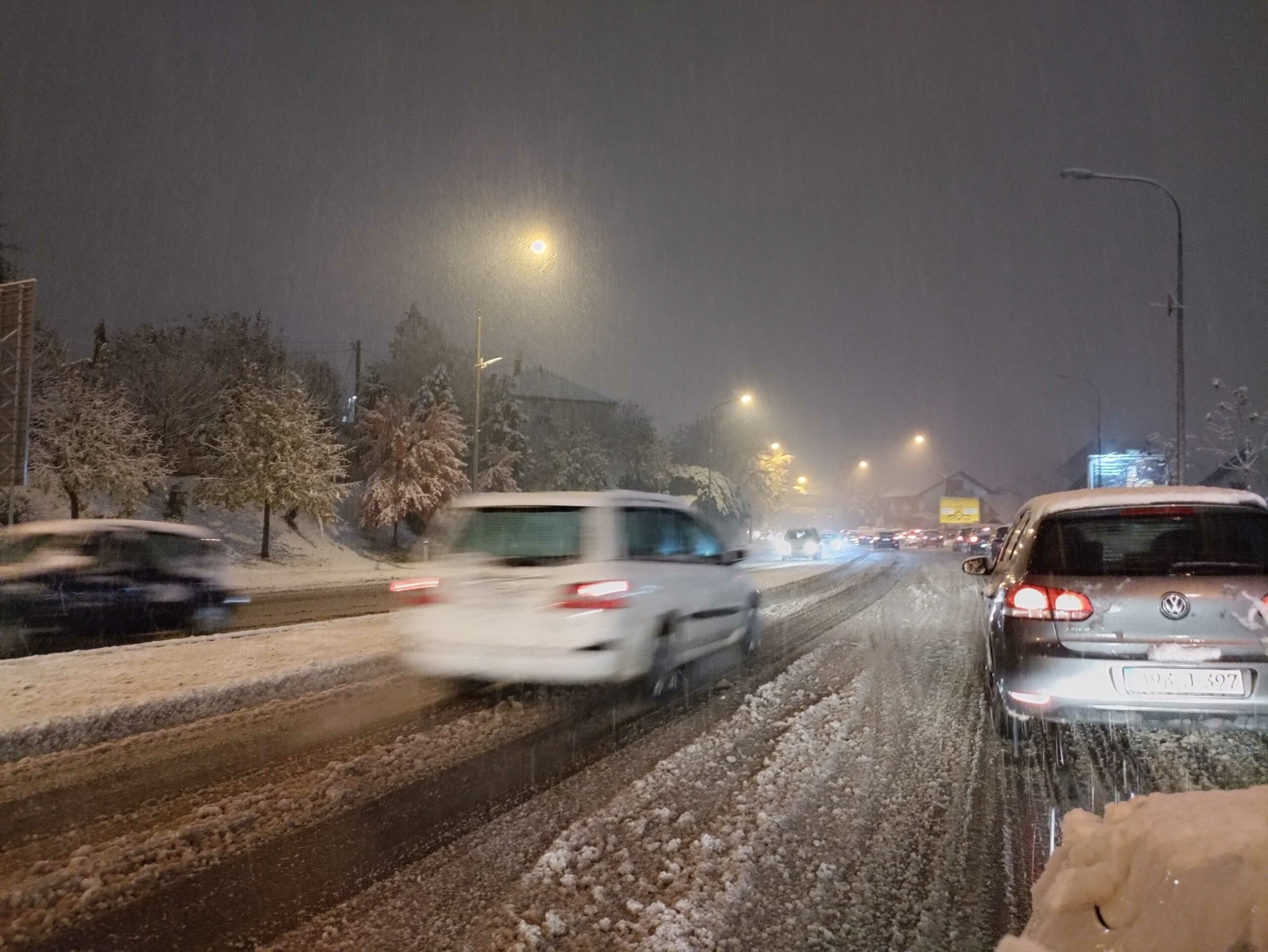 Snijeg u Banjaluci saobraćajni kolaps zbog padavina