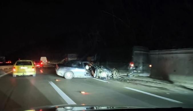 Teška nesreća kod Beograda dijelovi vozila rasuti po putu