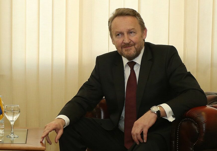 “NE SHVATAMO ZAŠTO ZABIJA TRN U ZDRAVU NOGU” Izetbegović objasnio zašto se on i Zvizdić nisu pojavili na Mostarskom sajmu
