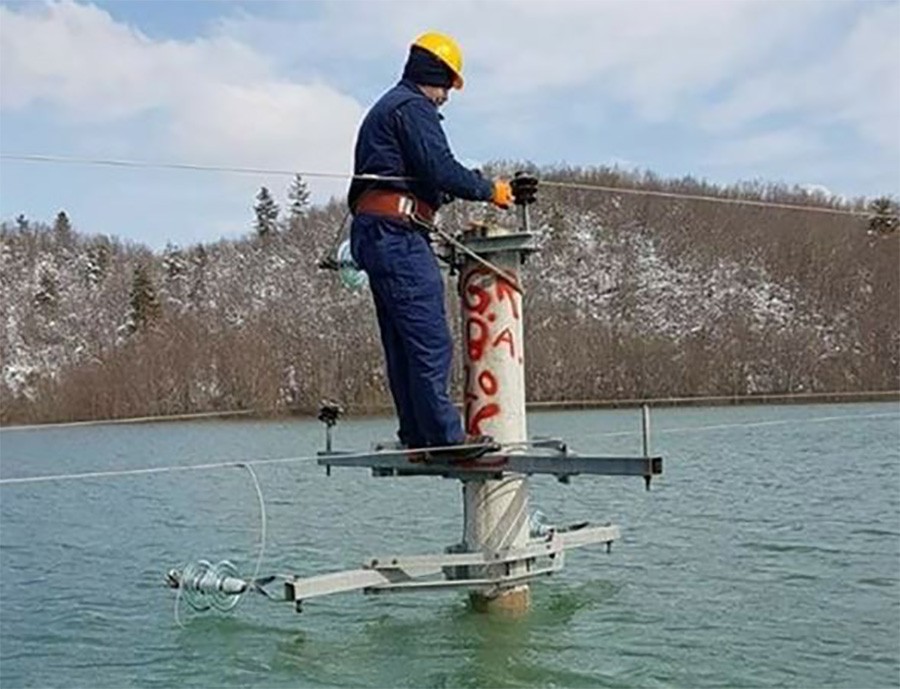 ELEKTRIČAR KAO DA JE U MORNARICI Čamcem do vrha dalekovoda kako bi otklonio kvar