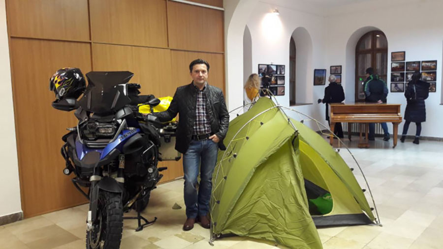 Izložba više od stotinu fotografija sa PUTOVANJA: Bijeljinac prešao 15.000 kilometara NA DVA TOČKA