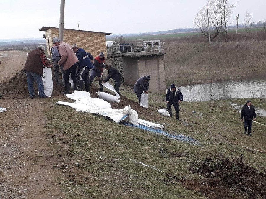 Saniranje oštećenog nasipa uz svjetlo i tokom noći