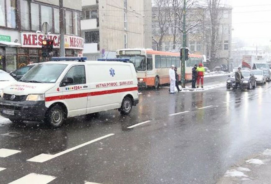 Nesreća u Sarajevu: Vozilo Hitne pomoći udarilo pješaka