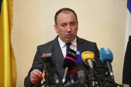 Crnadak objavio koliko je ljudi ZAPOSLENO u diplomatiji BiH:  "Pozivam i druge institucije da objave podatke"