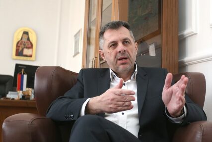 USPJEŠAN I U BAŠTI Gradonačelnik Radojičić se na društvenim mrežama POHVALIO plodovima svog rada (FOTO)