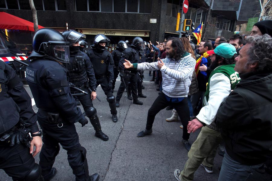 PROTESTI OKONČANI NASILJEM Najmanje šest osoba povrijeđeno u Barseloni