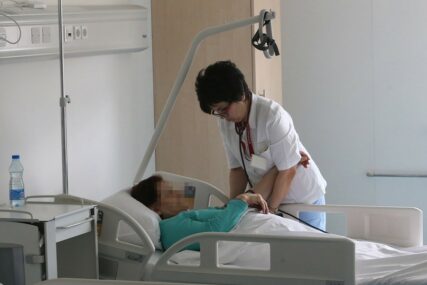 Doktorka pregleda pacijentkinju