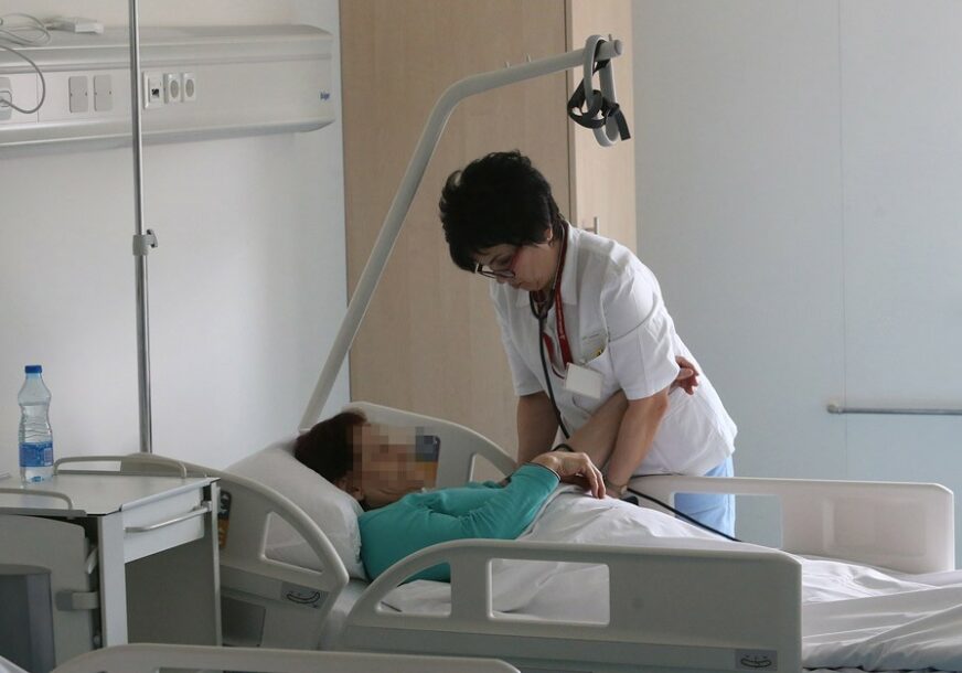 Doktorka pregleda pacijentkinju
