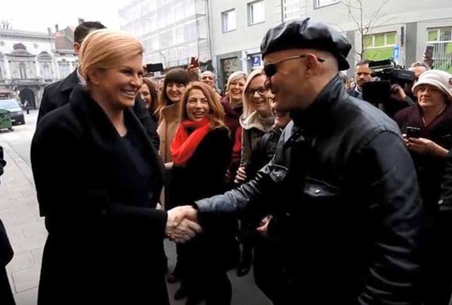Pogledajte kako je jedan obožavalac POLJUBIO hrvatsku predsjednicu (VIDEO)