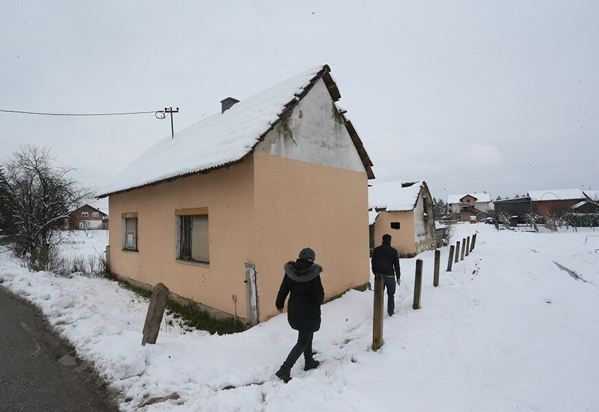 UGUŠIO SE OD DIMA U napuštenu kuću uselio prije godinu dana, ulaz sada čuva VJERNI PAS
