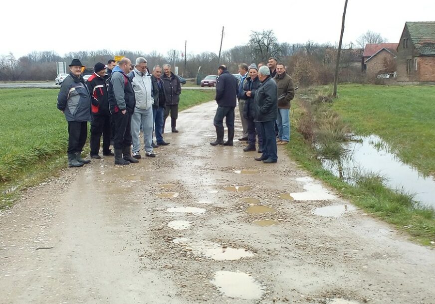 Mještani zahtjevaju popravku puta u Bereku (Foto: Milan Pilipović)