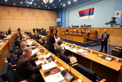 Čubriloviću predati potpisi: Poslanici traže POSEBNU SJEDNICU o bezbjednosti u RS