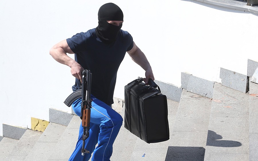 POBJEGLI SA DOBRIM PLIJENOM Naoružani "kalašnjikovima" oteli iz banke više od 100.000 evra