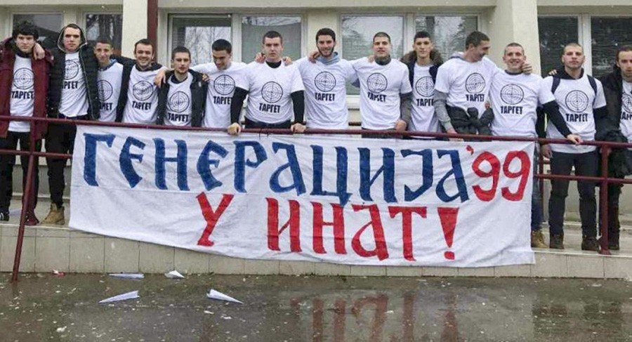 Učenici u Crnoj Gori pojavili se s natpisima "target":  Performans u znak sjećanja na početak NATO bombardovanja