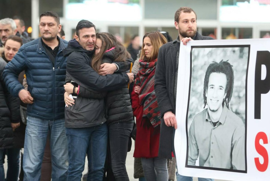 PROTEST ZBOG SMRTI MLADIĆA Davidov otac: "Ostaću ovdje dok se ne OTKRIJE ko je UBIO moje dijete!"