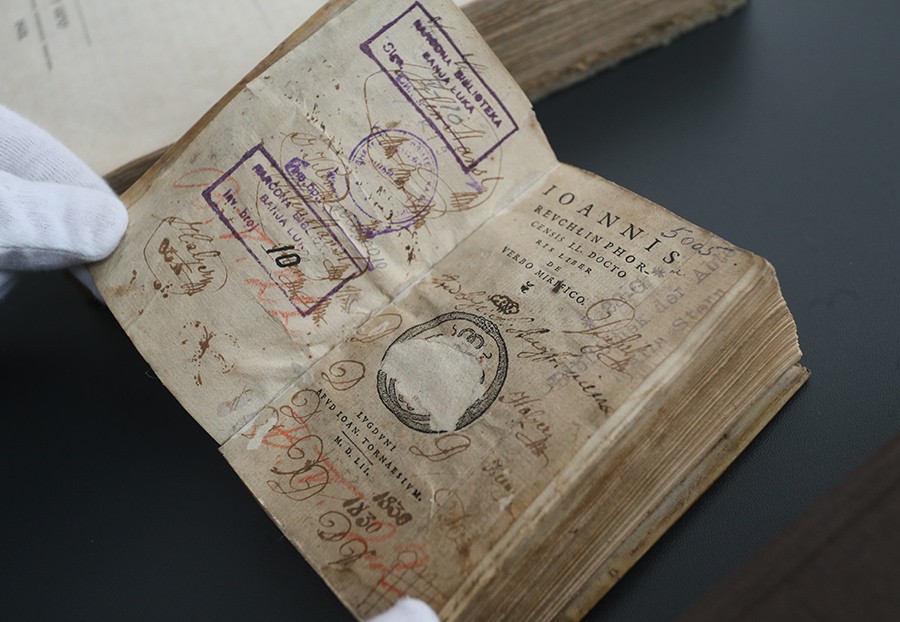 Najstarija knjiga u Zbirci datira iz sredine 16. vijeka - djelo „De verbo mirifico“, Johana Rojhlina