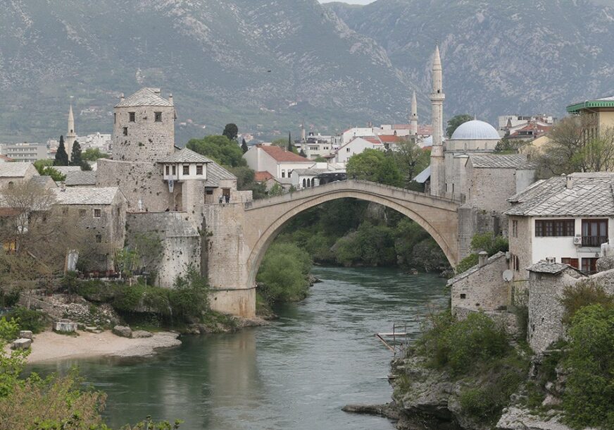 GROZNICA SUBOTNJE VEČERI Pogledajte kako u Mostaru “PLEŠE” javna rasvjeta (VIDEO)