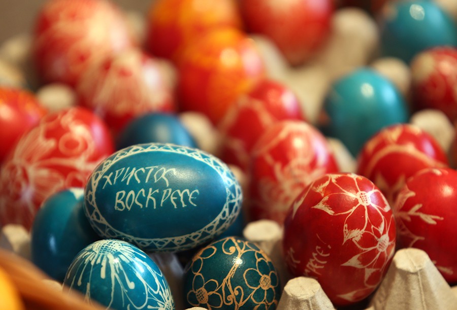 I ESTRADA SLAVI VASKRS Šarena jaja, zeke i pokloni, a jedna dekoracija je svima ZAPALA ZA OKO (FOTO)