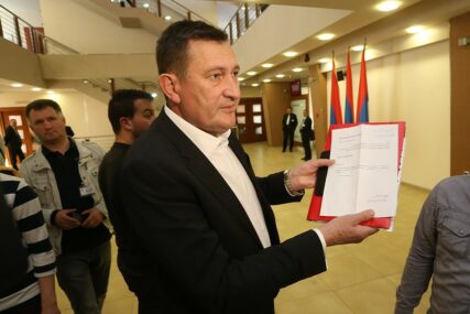LJUT JER NIJE DOBIO DOZVOLU ZA PUMPU Mitrović podnio krivičnu prijavu protiv Radojičića