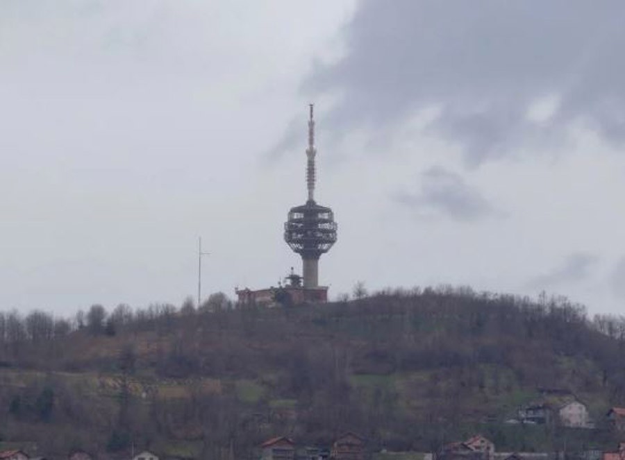 OSTALA SAMO TRAKA Vjetar otkinuo i veliku zastavu BiH na brdu Hum iznad Sarajeva