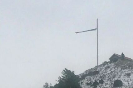 Vjetar POCIJEPAO zastavu BiH na brdu iznad Mostara