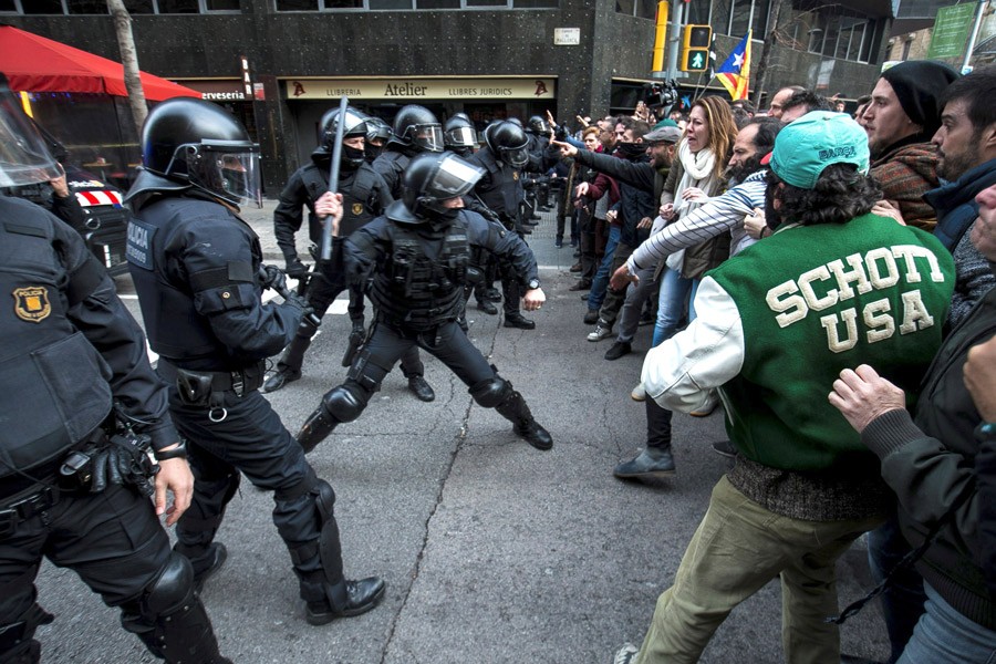 OBRAČUN POLICIJE I DEMONSTRANATA Hiljade ljudi na protestu zbog hapšenja bivšeg katalonskog lidera (FOTO, VIDEO)