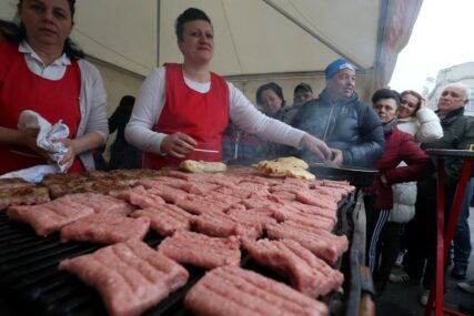 Počele pripreme za 1. MAJ: Tone ćevapa i tovari lepinja za slavlje