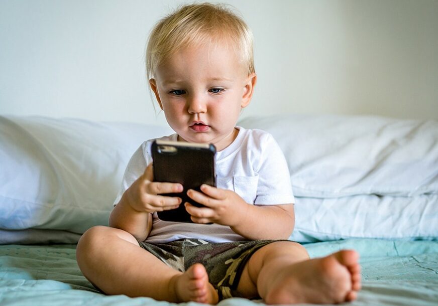 Djeca od četvrte godine koriste digitalne uređaje, najčešće "pametni telefon"