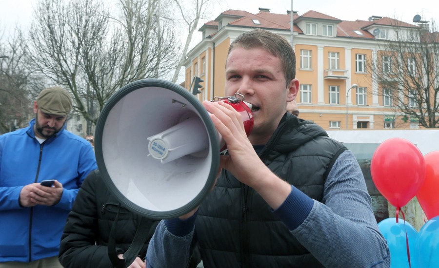 TAKMIČENJE U GURANJU AUTA U LERU Stanivuković nastavlja sa protestima zbog POSKUPLJENJA GORIVA
