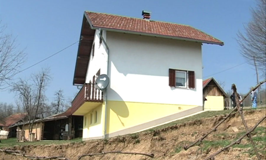 Klizište na DVA METRA OD KUĆE: “Ono što je za nas bio raj na zemlji, sada se pretvorilo u našu najgoru moru”