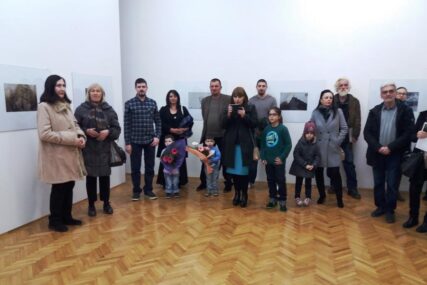 Prijedor: U Muzeju Kozare otvorena izložba "FotoGrafike"
