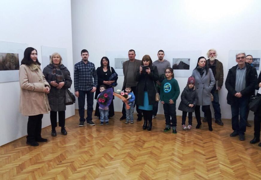 Prijedor: U Muzeju Kozare otvorena izložba "FotoGrafike"