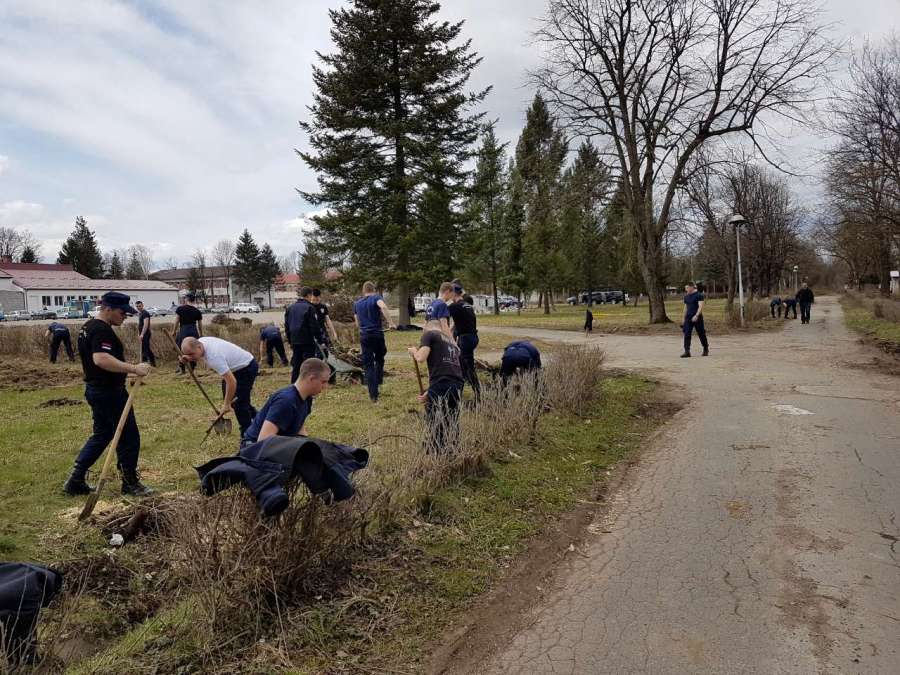 ZASUKALI RUKAVE Budući policajci sređivali novi Centar za obuku u Zalužanima