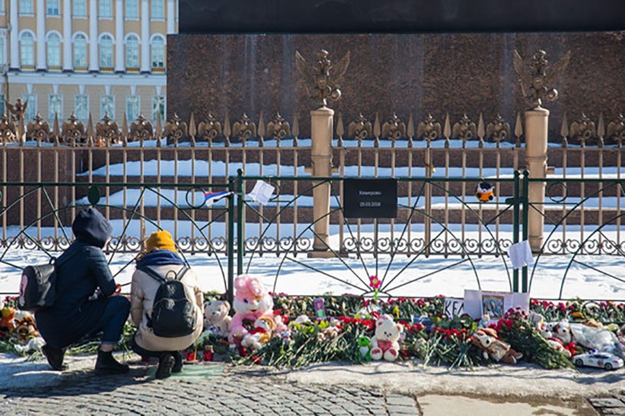 DAN ŽALOSTI U RUSIJI Kemerovo zavijeno u crno, počele sahrane nastradalih u požaru