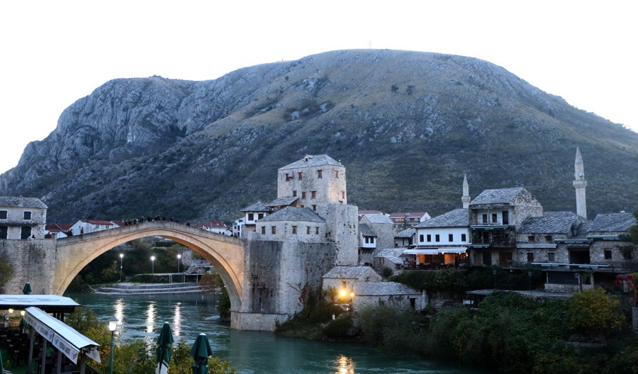 UZ SVE EPIDEMIOLOŠKE MJERE Skokovi sa Starog mosta u Mostaru sa 300 gledalaca