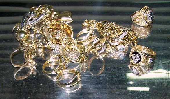 Vrijedni milione dolara: Nakit i dragulji ukradeni iz blindiranog vozila
