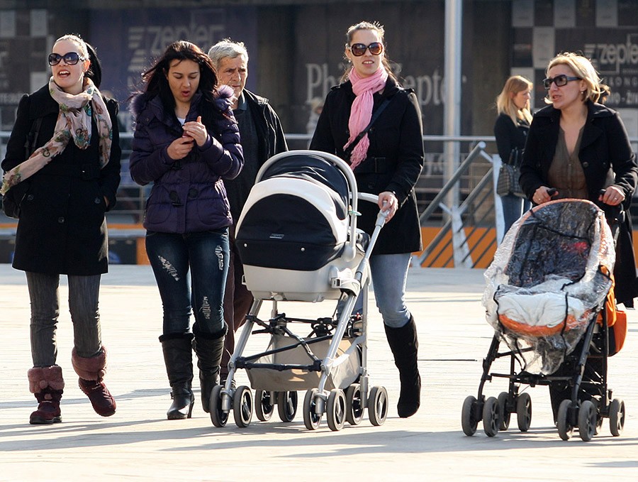 DODATAK ZA SVAKO DIJETE, MAJKAMA PENZIJA Kako povećati natalitet u Srpskoj