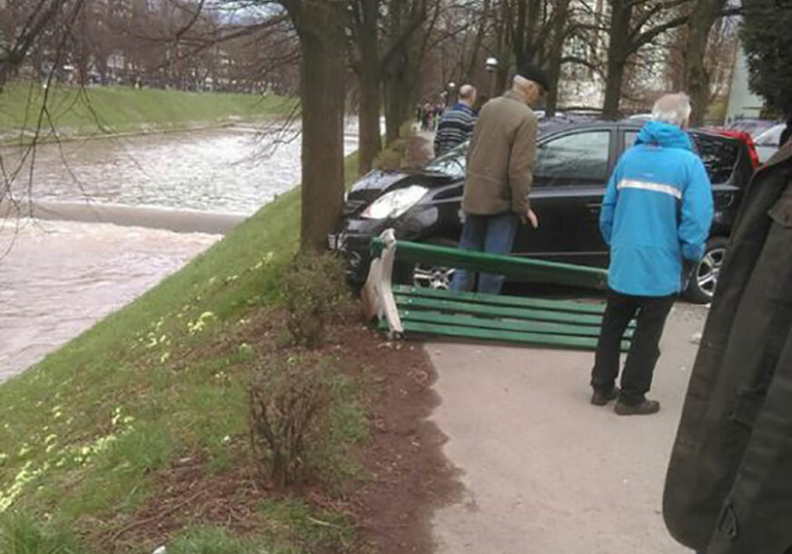 DRVO SPRIJEČILO TRAGEDIJU Automobilom udarila u klupu, zaustavila se RUBU OBALE