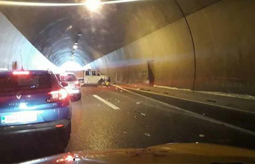Saobraćajna nesreća u tunelu na autoputu Jošanica – Butile, povrijeđene dvije osobe
