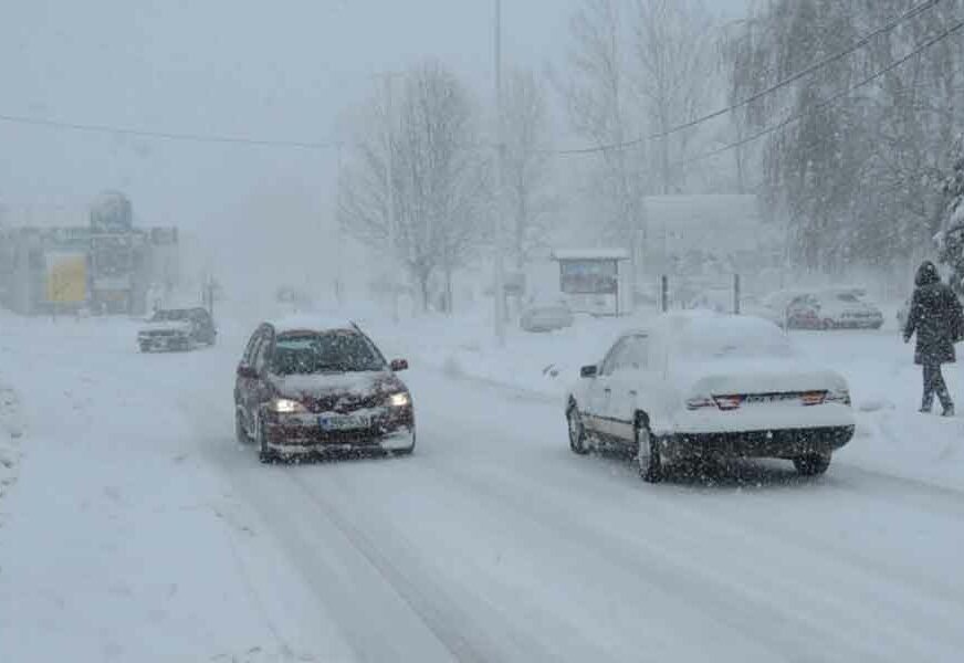 Visoki snježni smetovi obustavili saobraćaj preko Morina