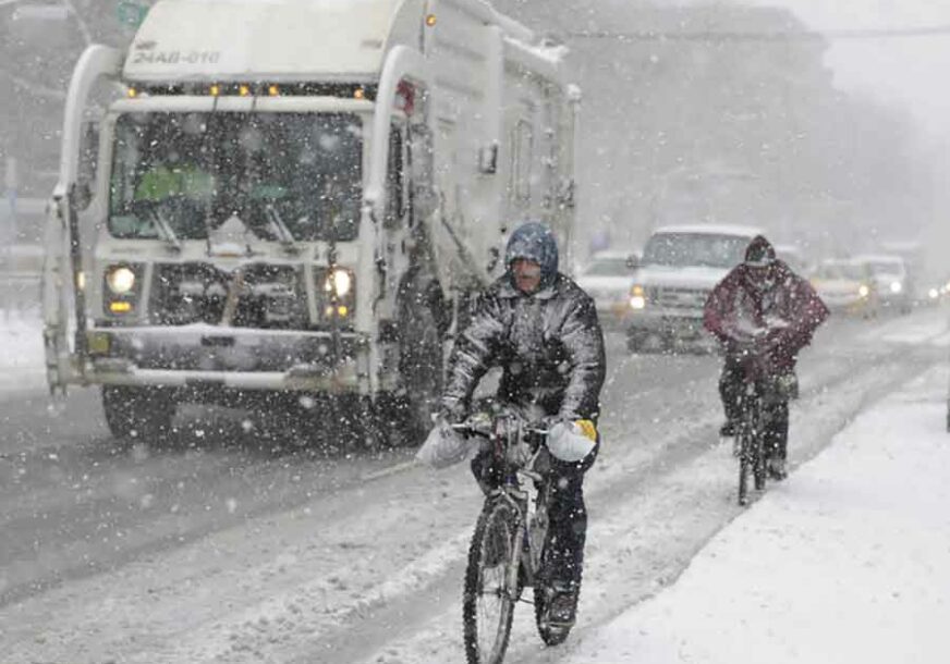 HARA “CIKLON BOMBA” Snježna oluja zahvatila srednji zapad SAD, hiljade bez struje