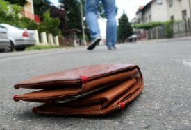 Mladić pronašao novčanik sa više od 800 evra, pa ga vratio vlasniku: Ponosna majka javno pohvalila sina, a ljudi na internetu ga napali, ovo je razlog (FOTO)
