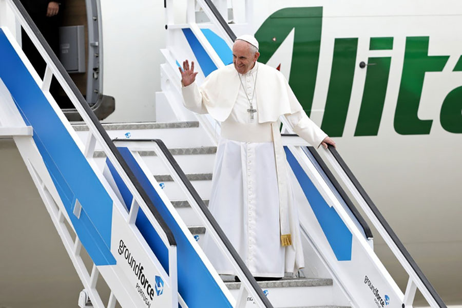 NEOČEKIVANA INTERVENCIJA Papa Franjo slučajno blagoslovio ragbi tim i postao VIRALNI HIT (FOTO)