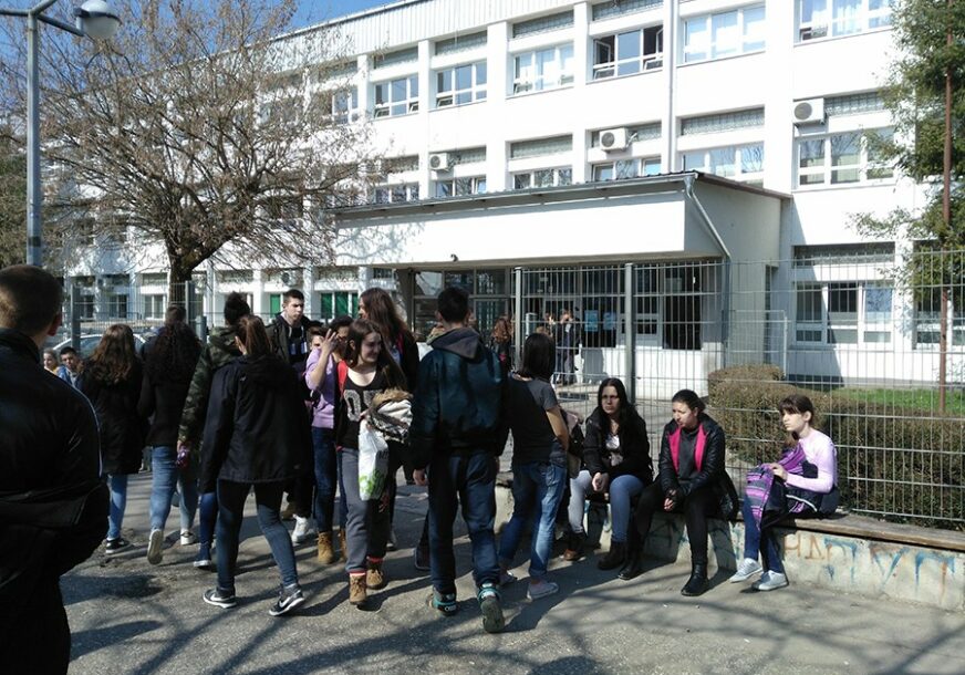 učenici ispred škole