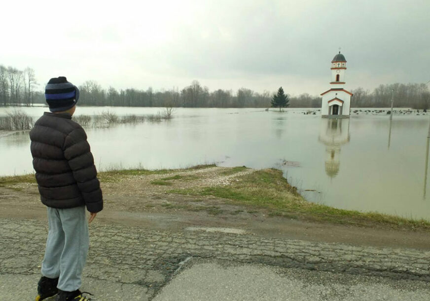 Na ušću Vrbasa u Savu voda porasla za VIŠE OD METAR: Stanovnici naselja kod Srpca u STRAHU ČEKAJU NOĆ (FOTO)