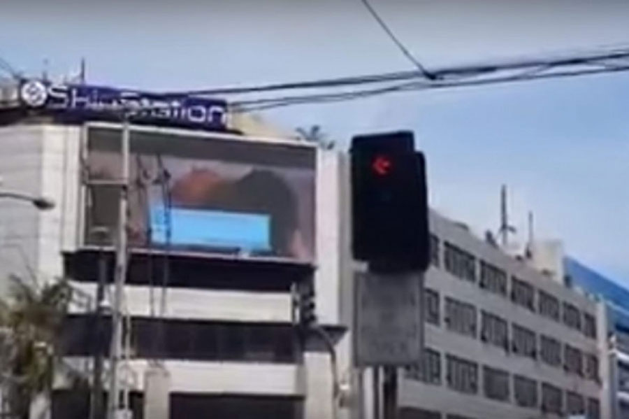 Prolaznici više od 30 sekundi gledali "AKCIJU": Usred bijela dana pustili PORNO FILM na bilbordu u centru grada (VIDEO)